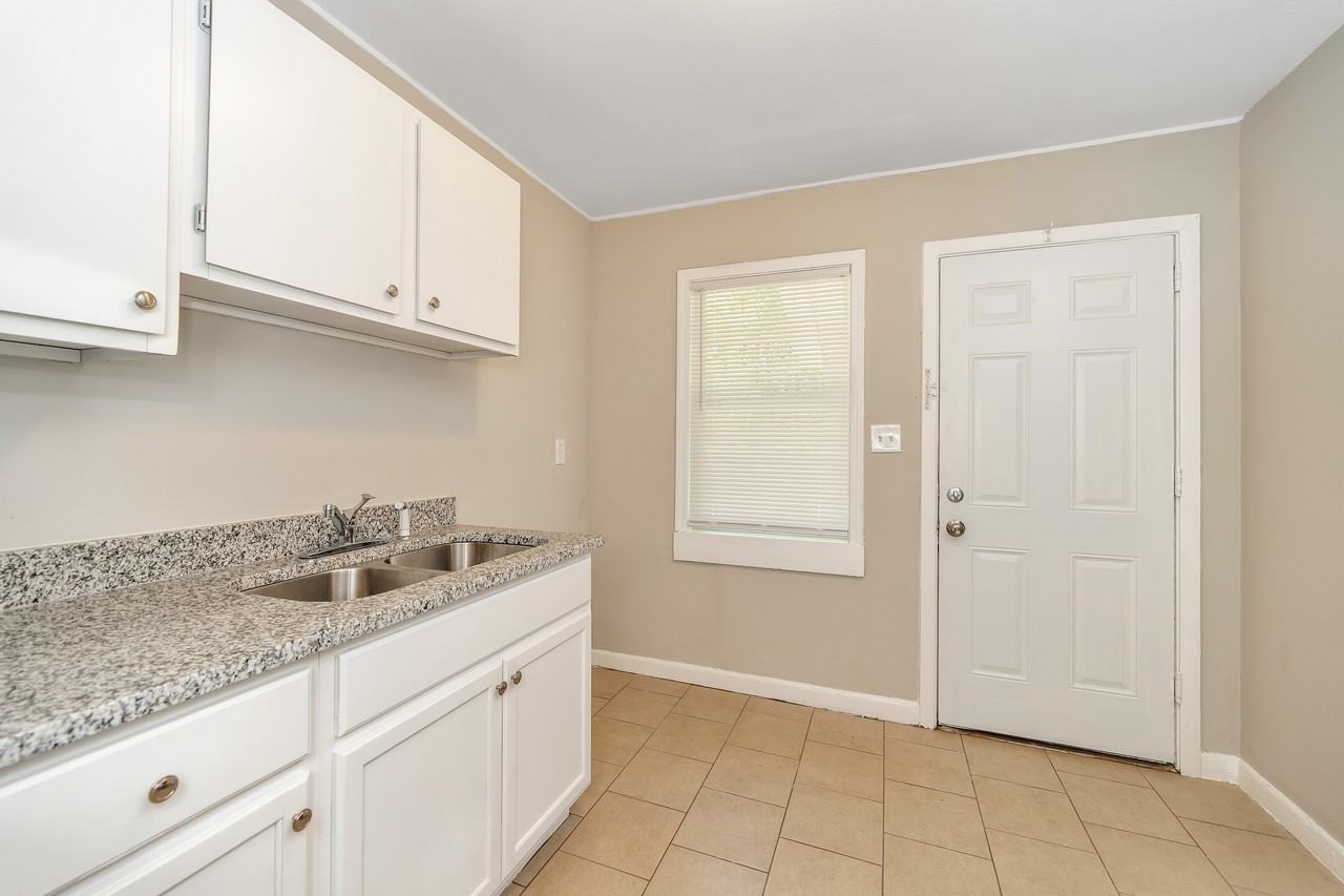 1009 Mountainside Ln - Photo 3 of 20