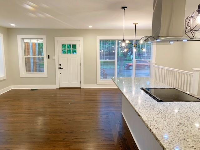 731 W 43rd St - Photo 4 of 20