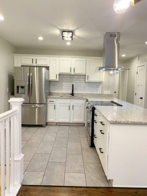 731 W 43rd St - Photo 7 of 20