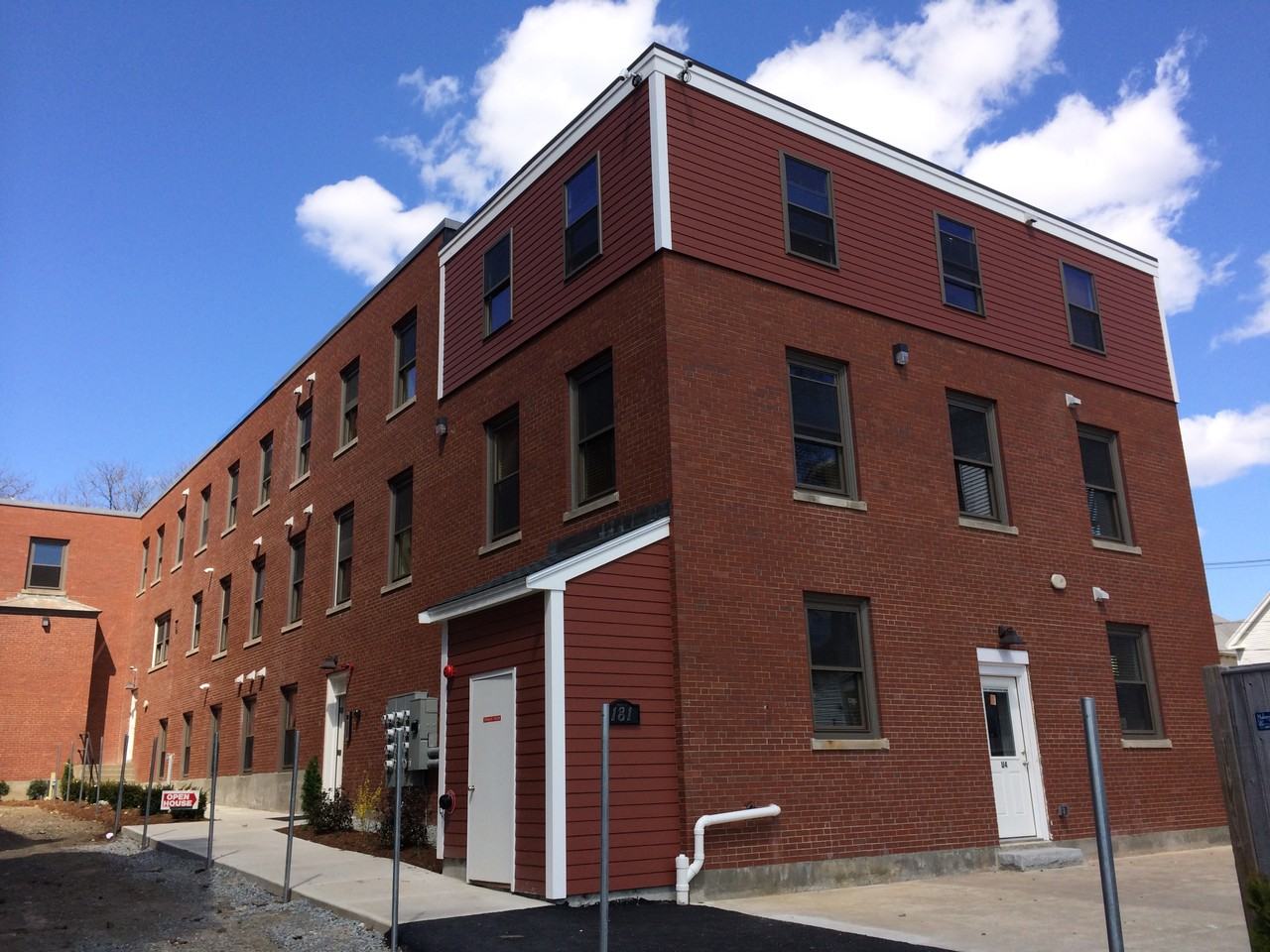 181 Moore St - Photo 3 of 13