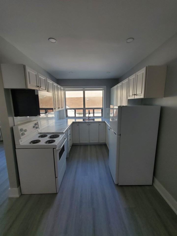 312 Douglas Ave #304