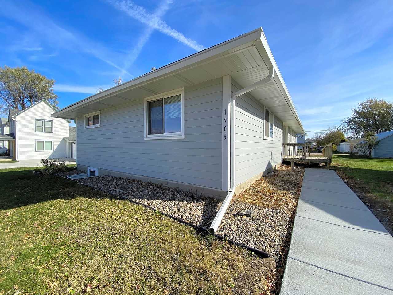 1903 Locust St - Photo 2 of 29