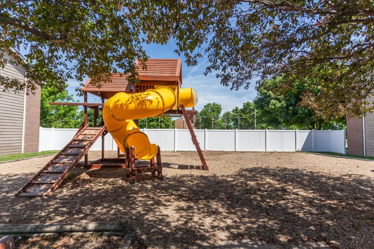 Country Meadows Apartments and Townhomes - Photo 5 of 46