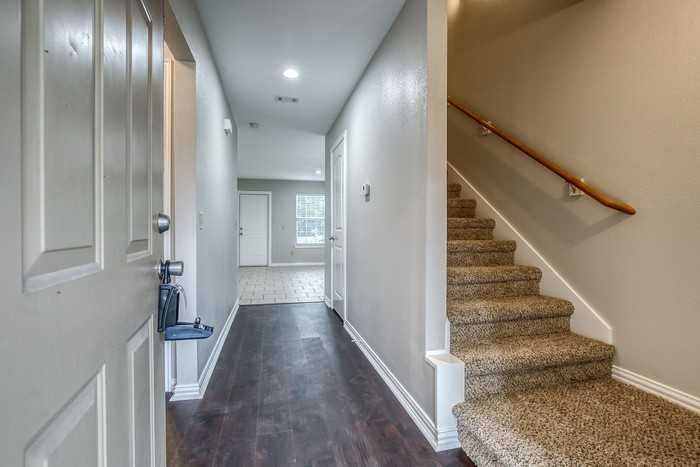 1712 S Waco St - Photo 2 of 9