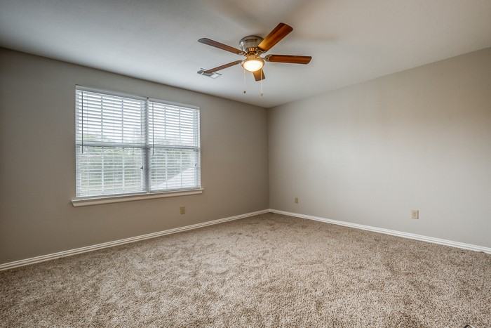 1712 S Waco St - Photo 3 of 9