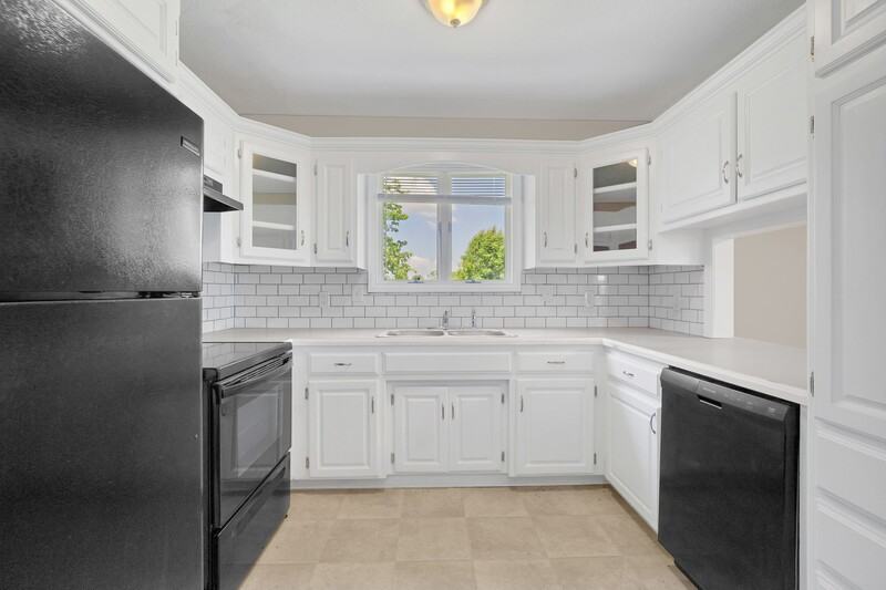 863 Ne County Road 17404 - Photo 3 of 19