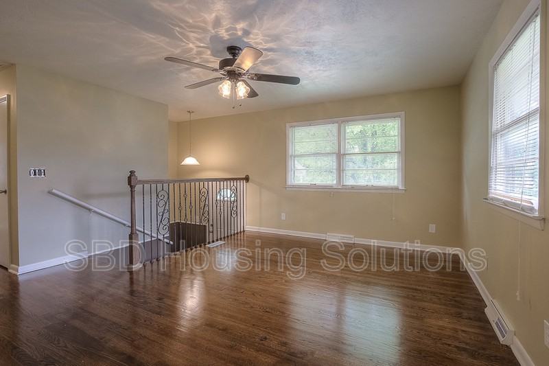 1233 Dickinson Rd - Photo 5 of 11