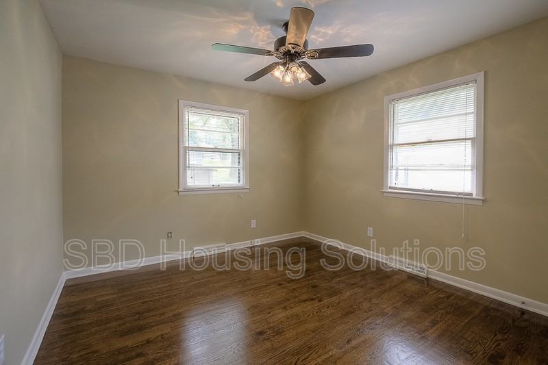 1233 Dickinson Rd - Photo 6 of 11