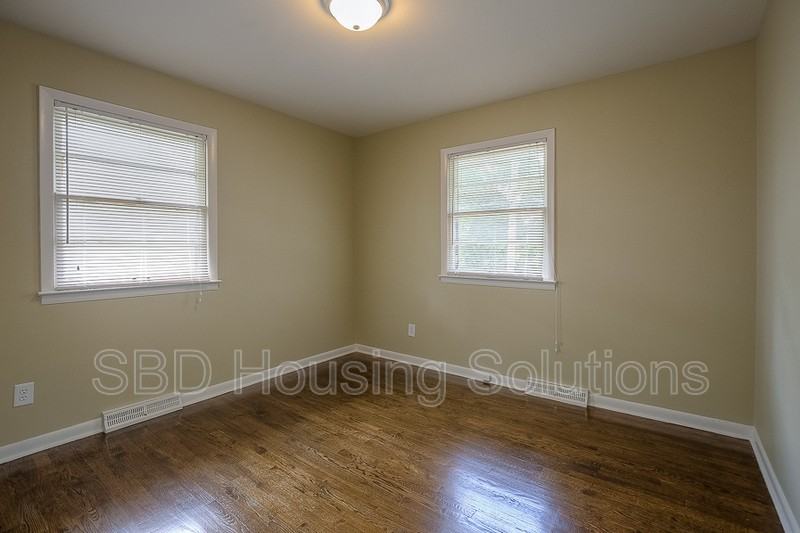 1233 Dickinson Rd - Photo 7 of 11