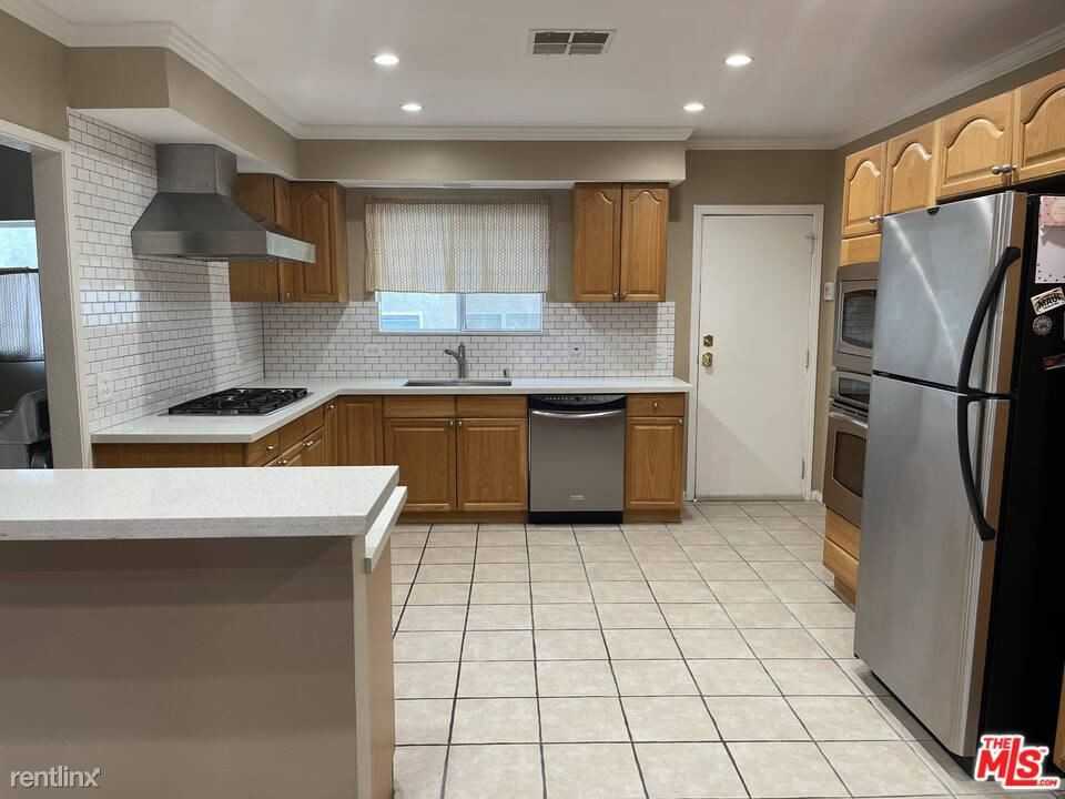 17804 San Fernando Mission Blvd - Photo 3 of 10