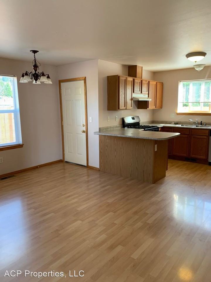 1421 Wilson Ave - Photo 3 of 15