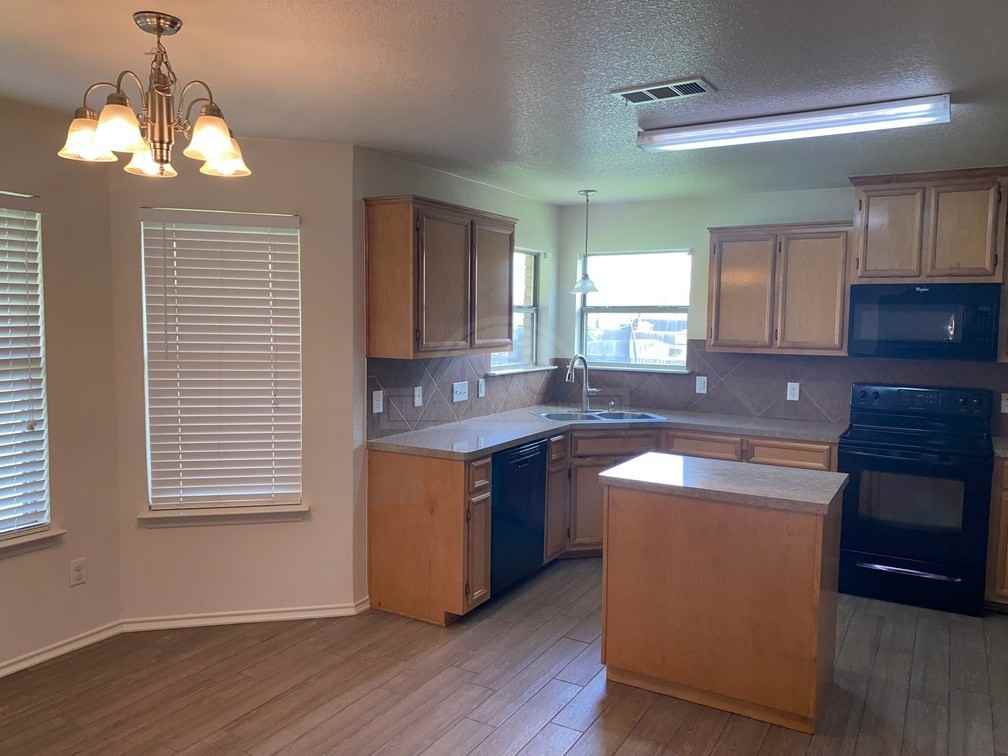 10105 Diana Dr - Photo 3 of 13