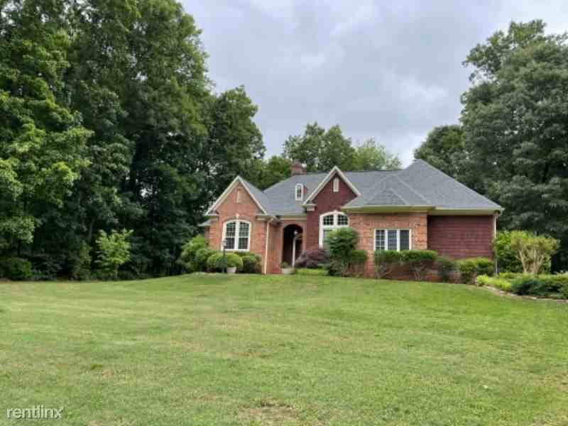 1796 Ridge Oaks Dr, Oak Ridge, NC 27310 4 Bedroom Apartment for Rent