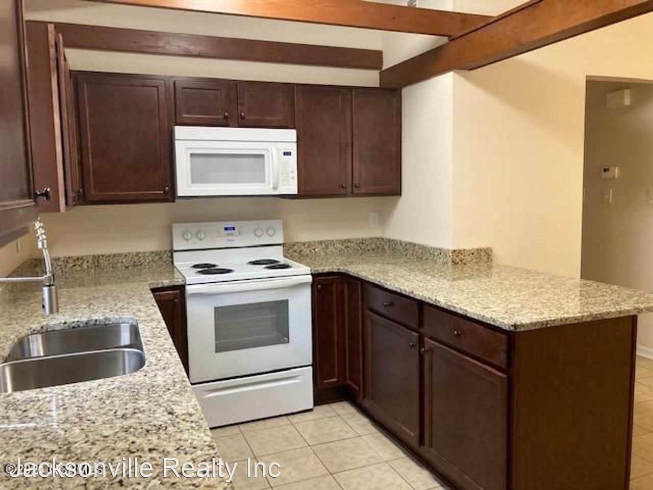196 Village Cir - Photo 3 of 10