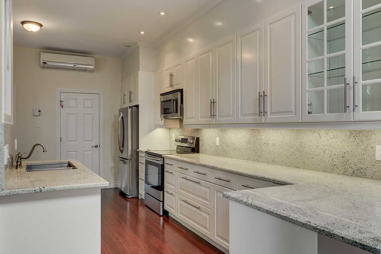 742 Avenue Champagneur - Photo 2 of 24