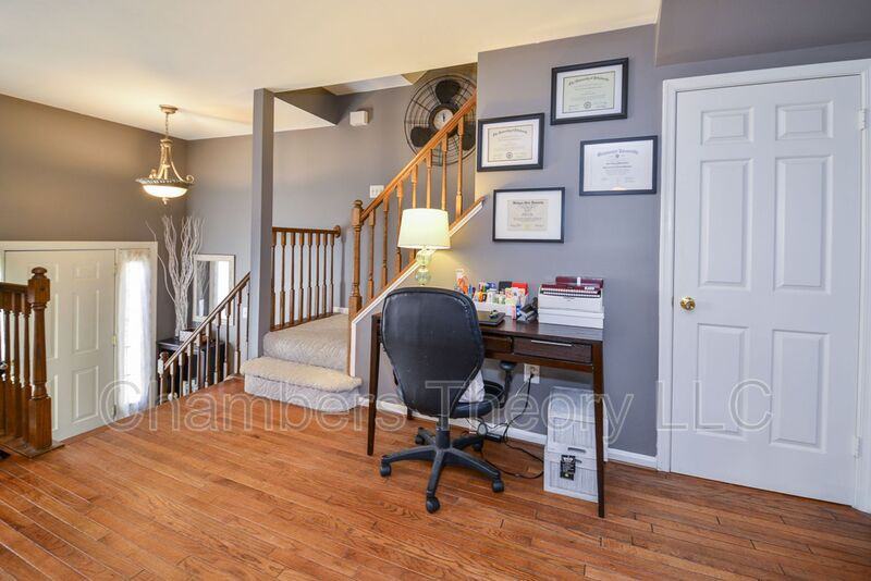 16 Carriage House Cir - Photo 3 of 25