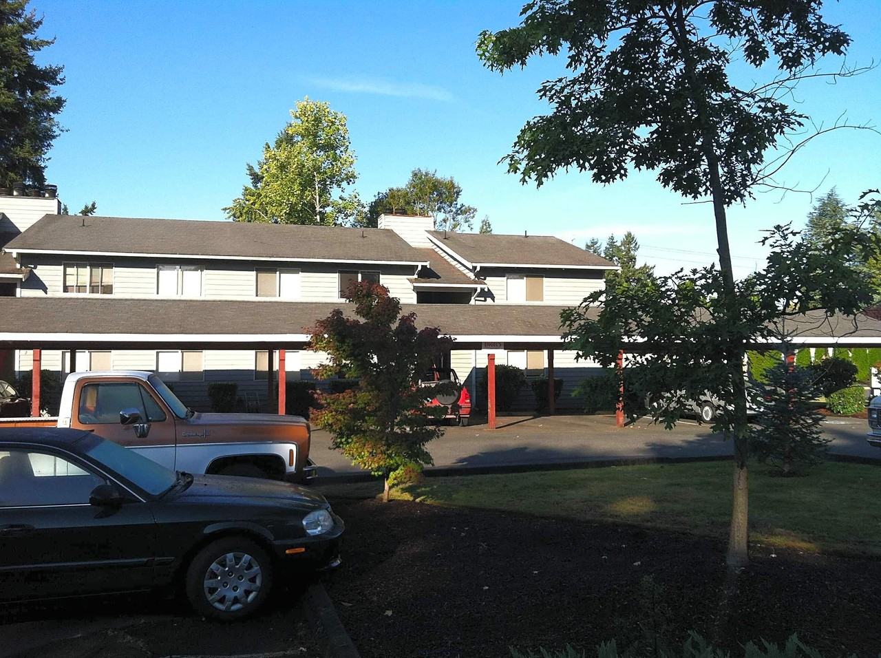 SHADOW PARK APARTMENTS  Puyallup - Photo 2 of 18