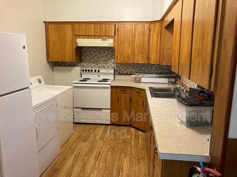 77 Loomis St - Photo 7 of 15