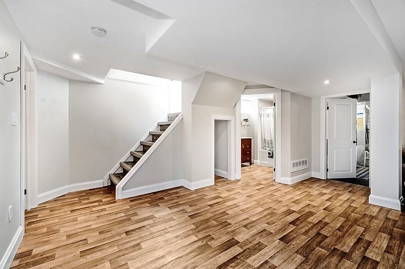 468 Springbank Crescent - Photo 3 of 10