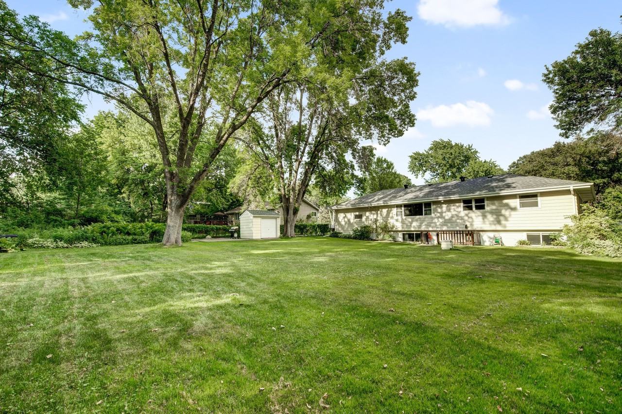 3335 Noble Ave N - Photo 3 of 20