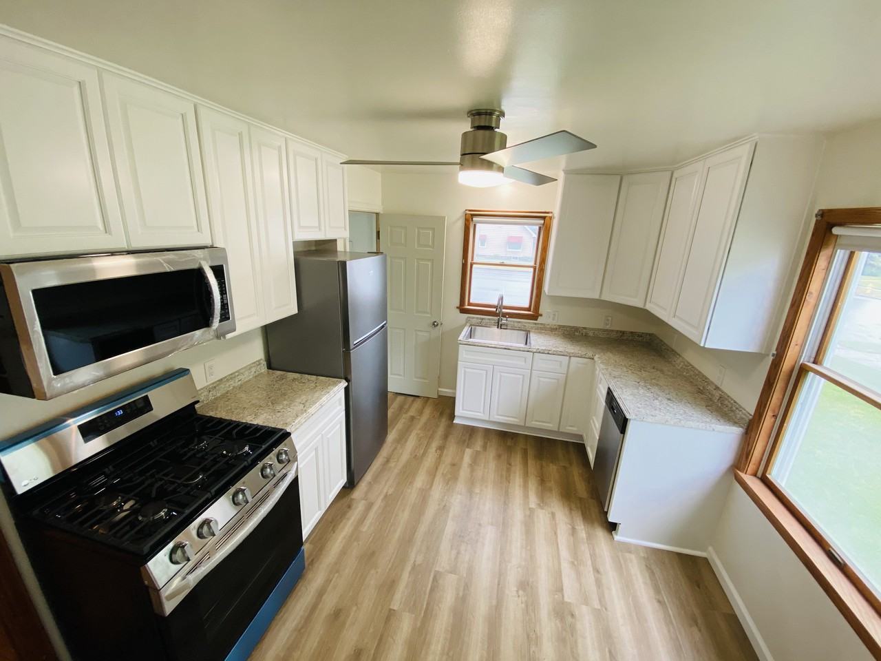 2204 Eastlawn Pkwy - Photo 2 of 28
