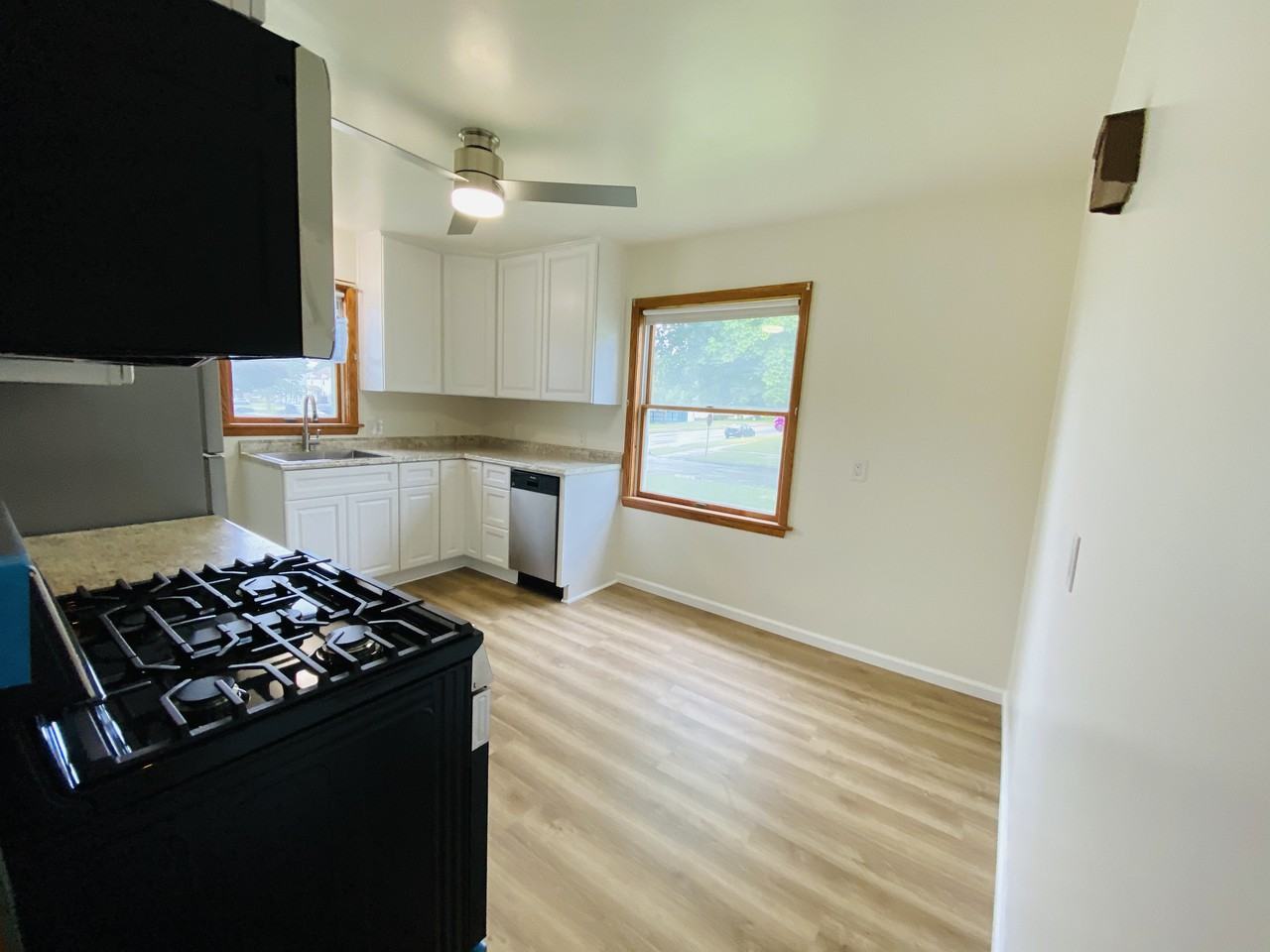 2204 Eastlawn Pkwy - Photo 3 of 28