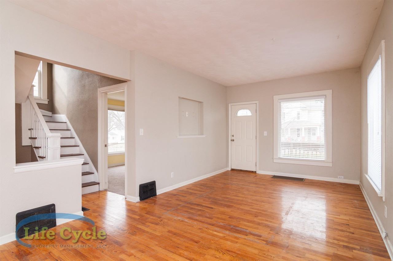 138 Travis St Ne #1 - Photo 3 of 17