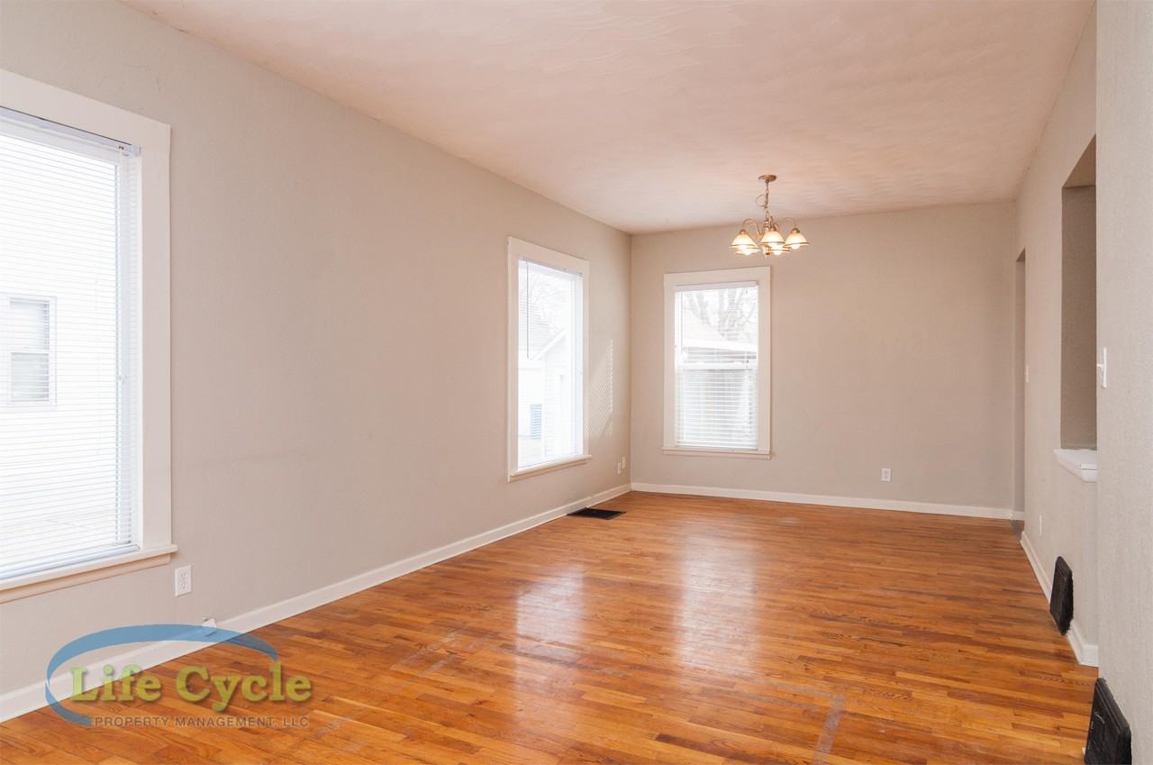 138 Travis St Ne #1 - Photo 4 of 17