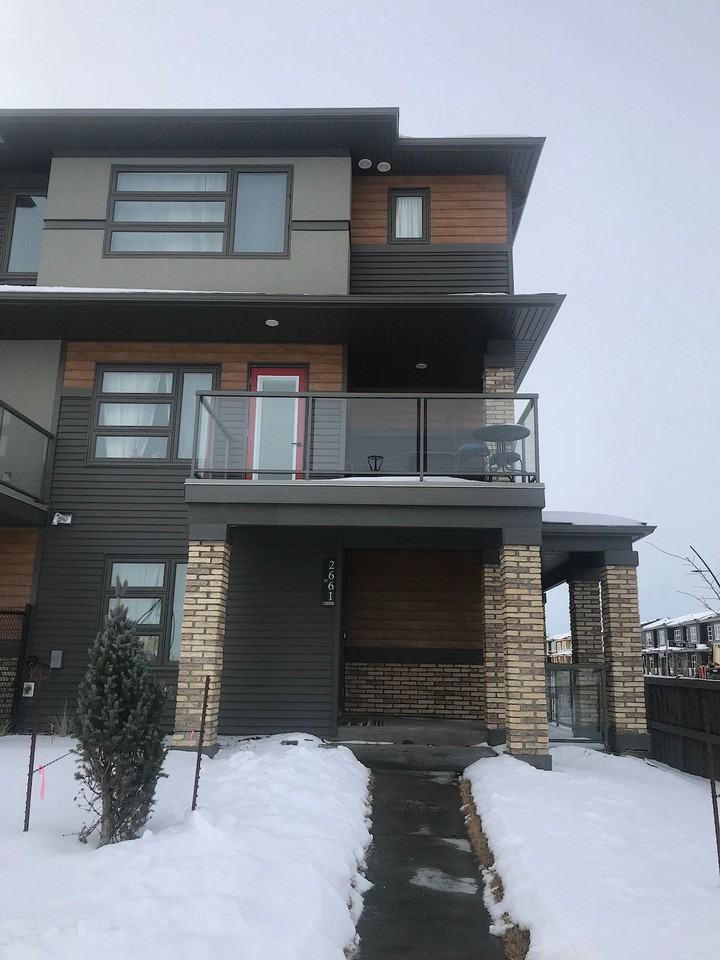 Stunning 3 bed + Den 2.5 Bath Townhouse**Double garage and Fenced Yard