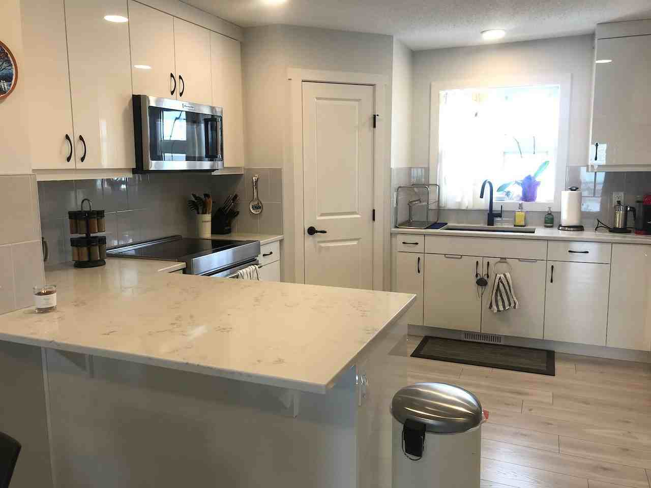 Stunning 3 bed + Den 2.5 Bath Townhouse**Double garage and Fenced Yard!!! - Photo 3 of 19