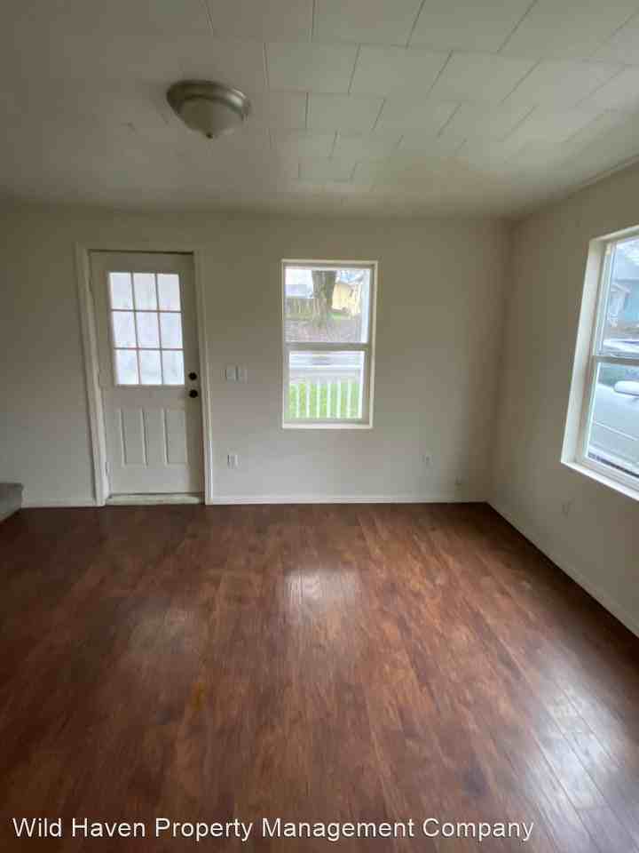 570 N Yamhill St - Photo 3 of 16