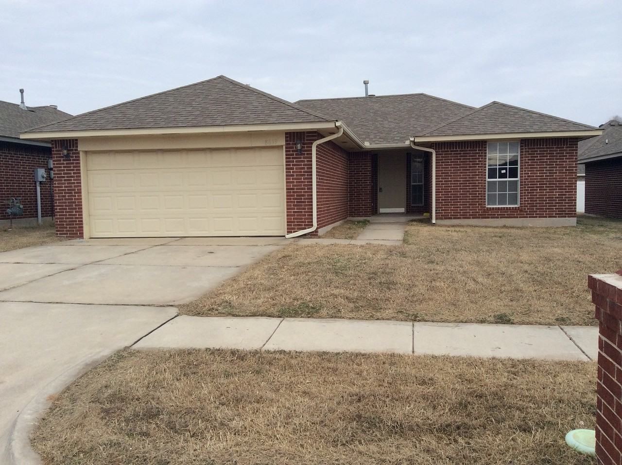 8619 NE 34th St - Photo 2 of 15