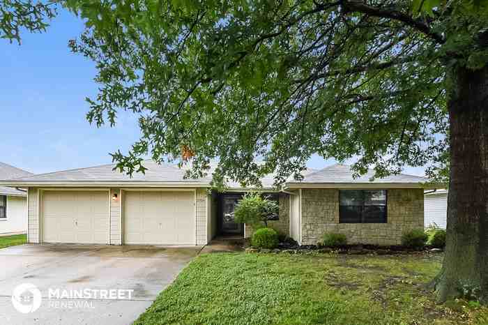 2504 Nw 8th St - Photo 2 of 17