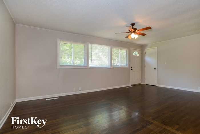 900 Ne 62nd St - Photo 3 of 15