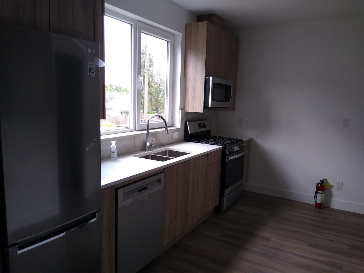 211 Allard Street - Photo 3 of 9