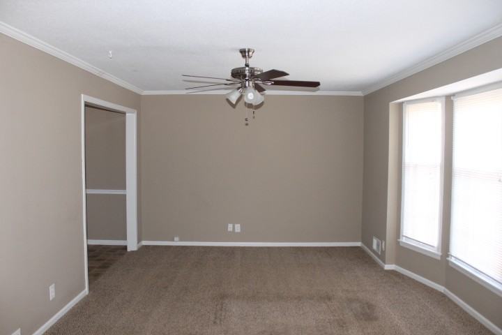 9916 Parkhill St - Photo 3 of 13