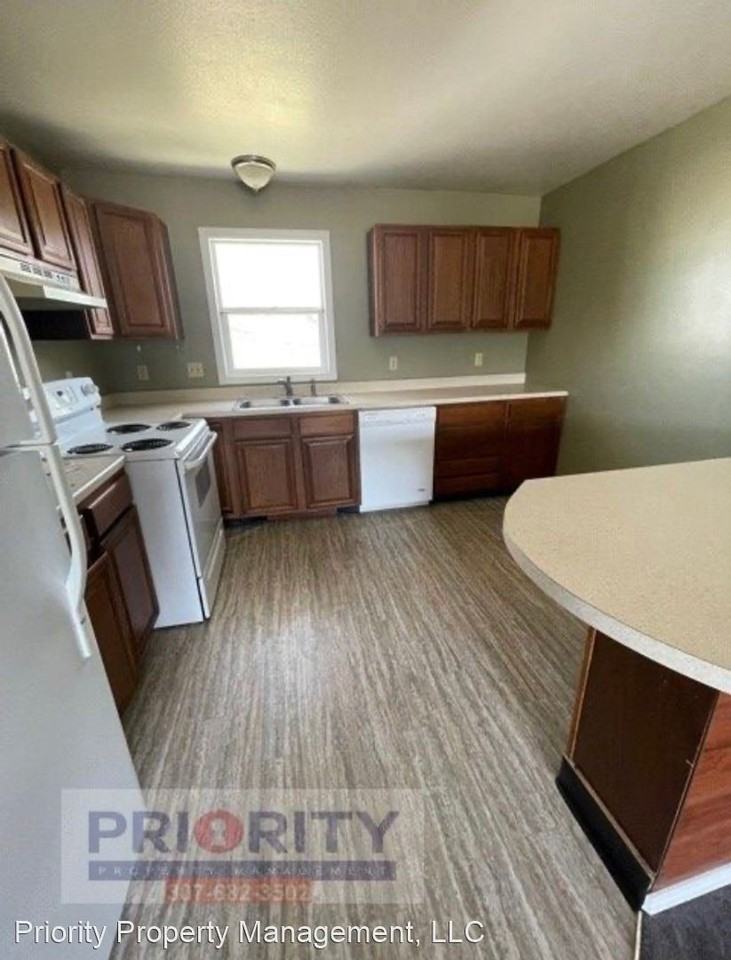 2501 S Emerson Ave - Photo 3 of 8