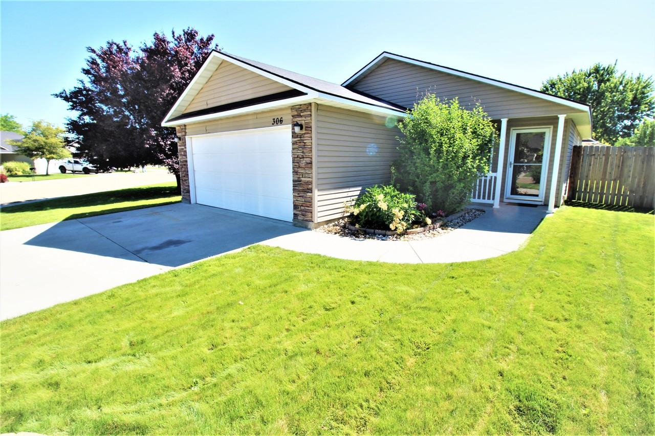 306 Pietra Way - Photo 2 of 18