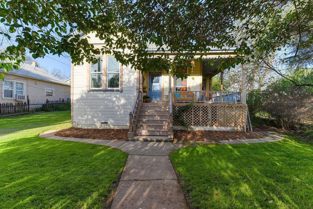 704 N Main St - Photo 2 of 20