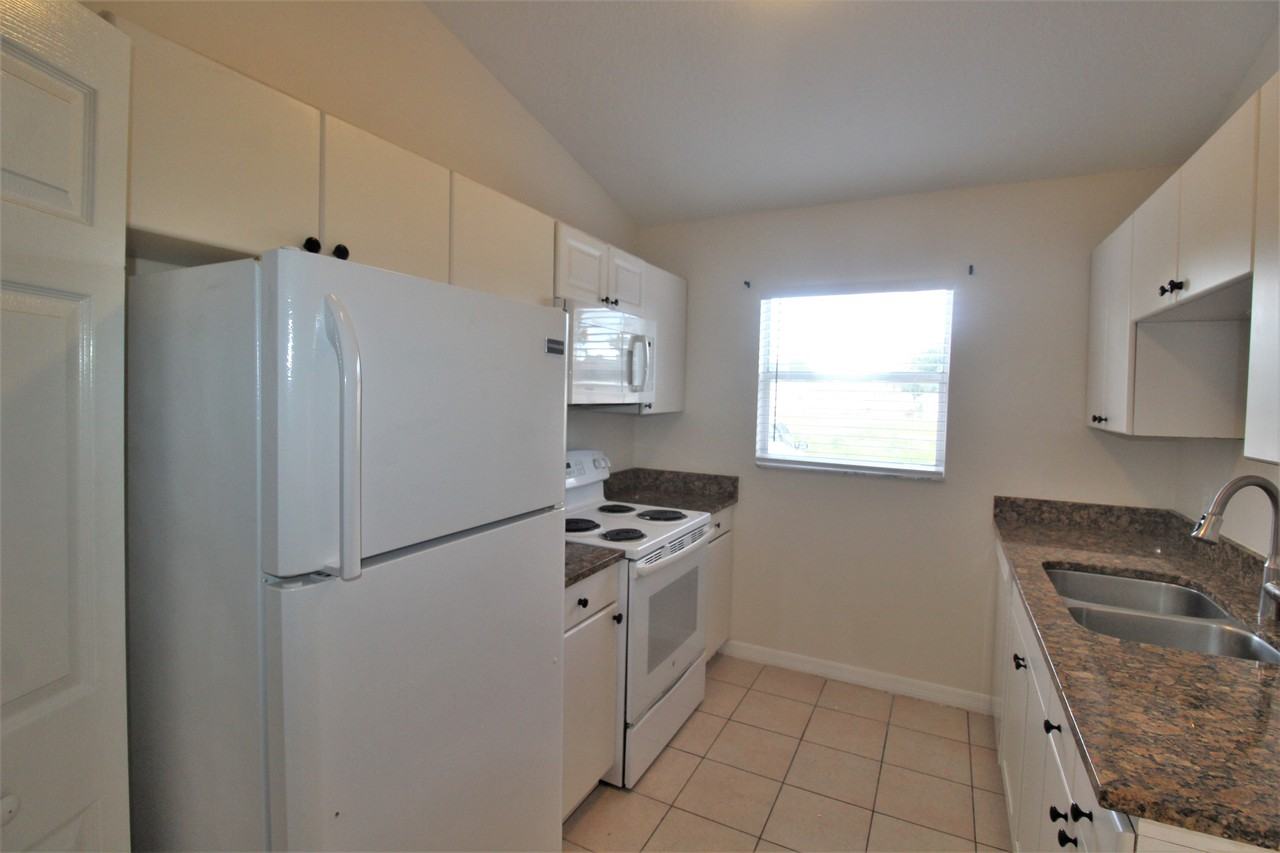 867 Ponder Ave - Photo 2 of 12