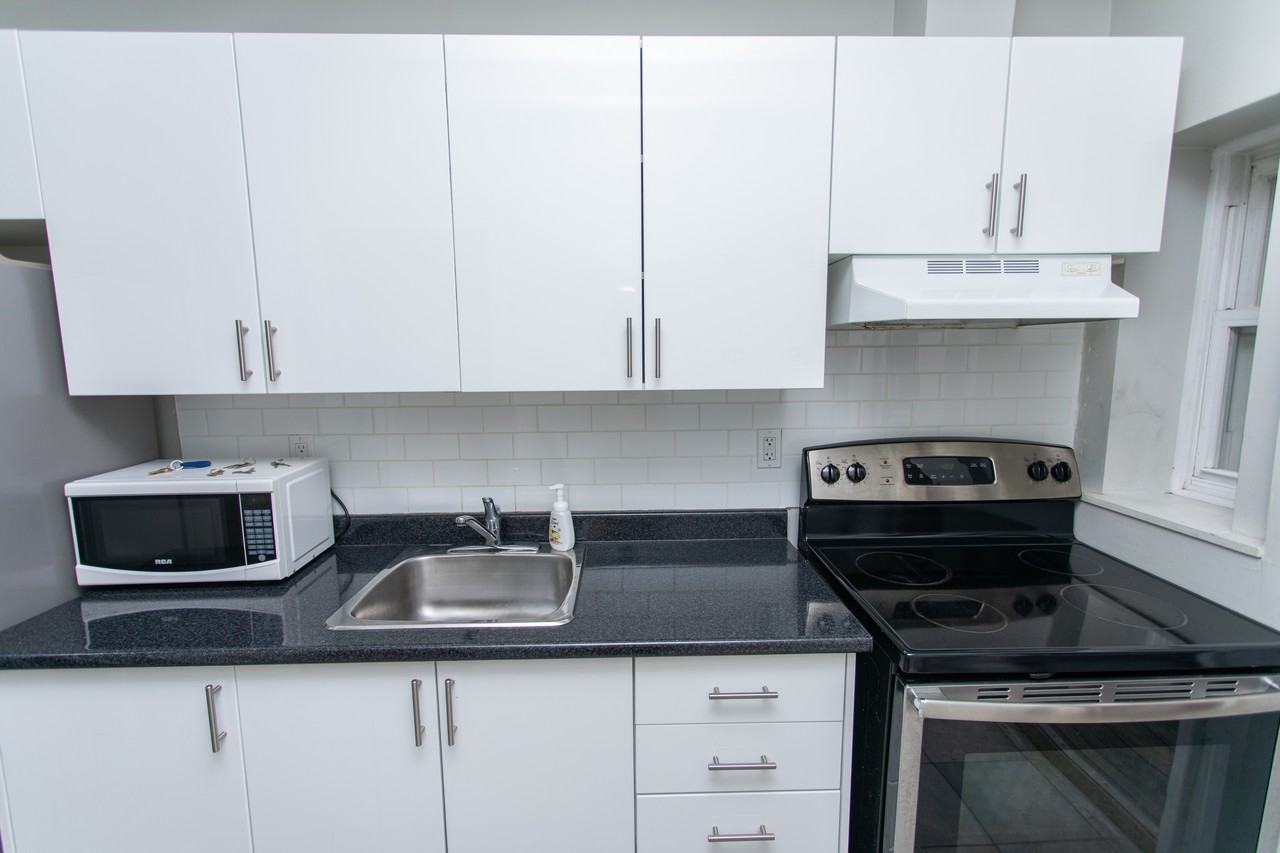 682 Bathurst Street - Photo 18