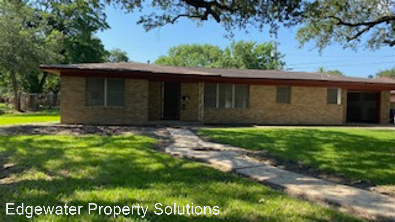 721 20th Ave N - Photo 2 of 3