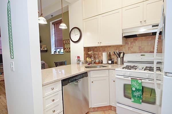 257 12th St #1A - Photo 2 of 10