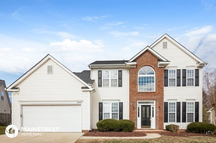 10209 Fairbourne Ct - Photo 2 of 16