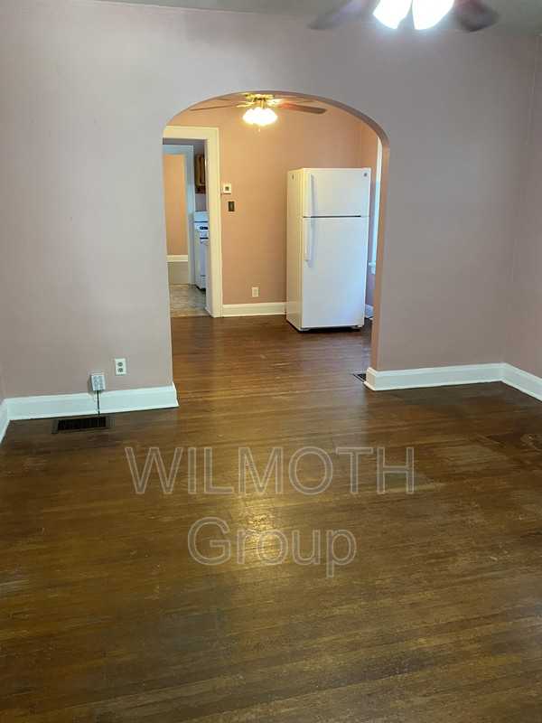 927 N Chester Ave - Photo 2 of 10