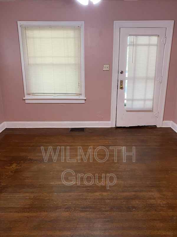 927 N Chester Ave - Photo 3 of 10