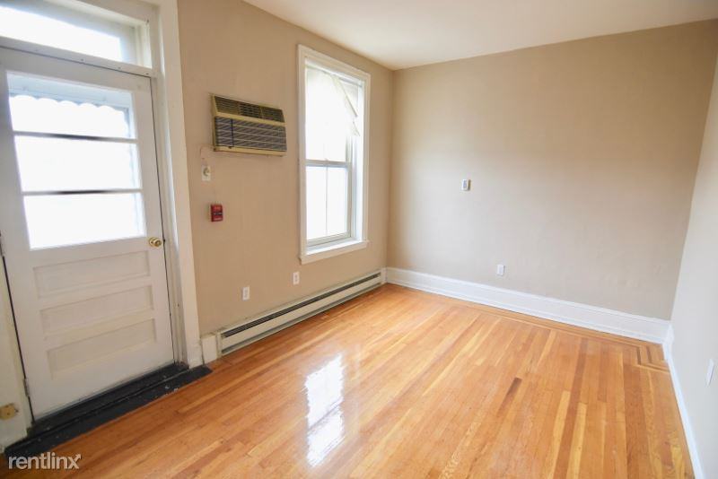 319 319 S 12th St 1R - Photo 3 of 8