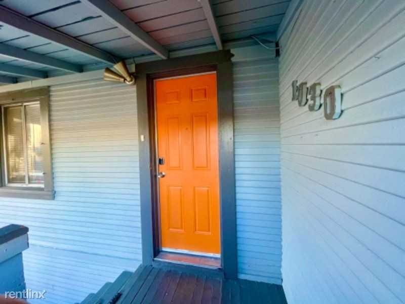 1032 1032 Gilbert St Carriage House - Photo 3 of 20