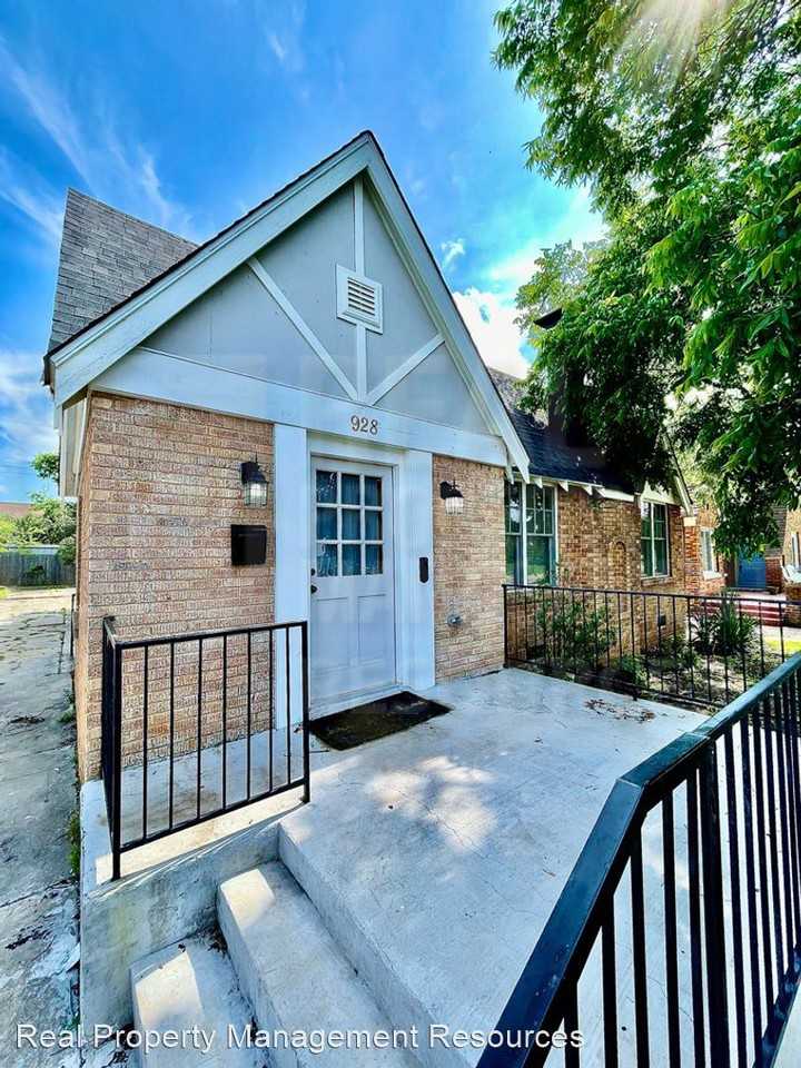 928 Ne 17th St - Photo 2 of 21