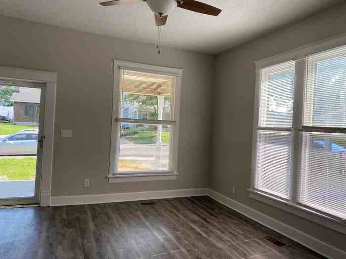 1022 Mansfield Ave - Photo 3 of 10